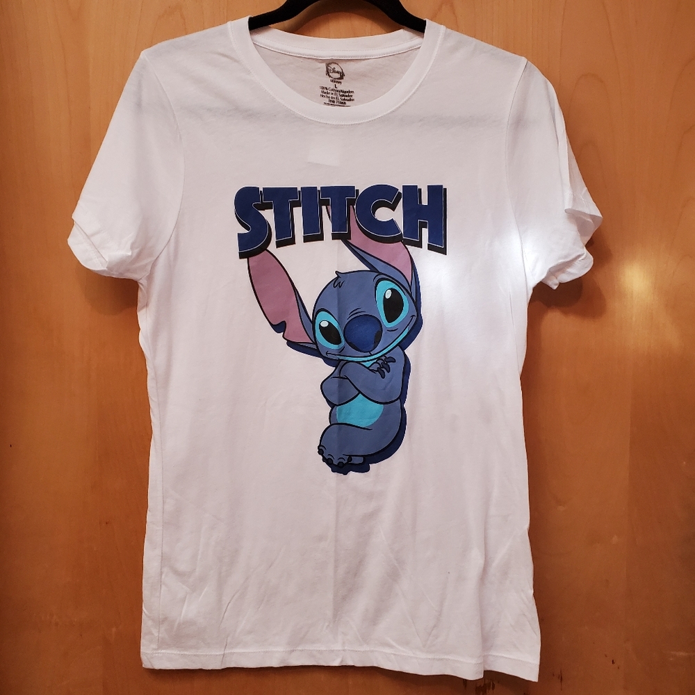 🟦 NWT Disney Leaning Stitch tee - size L